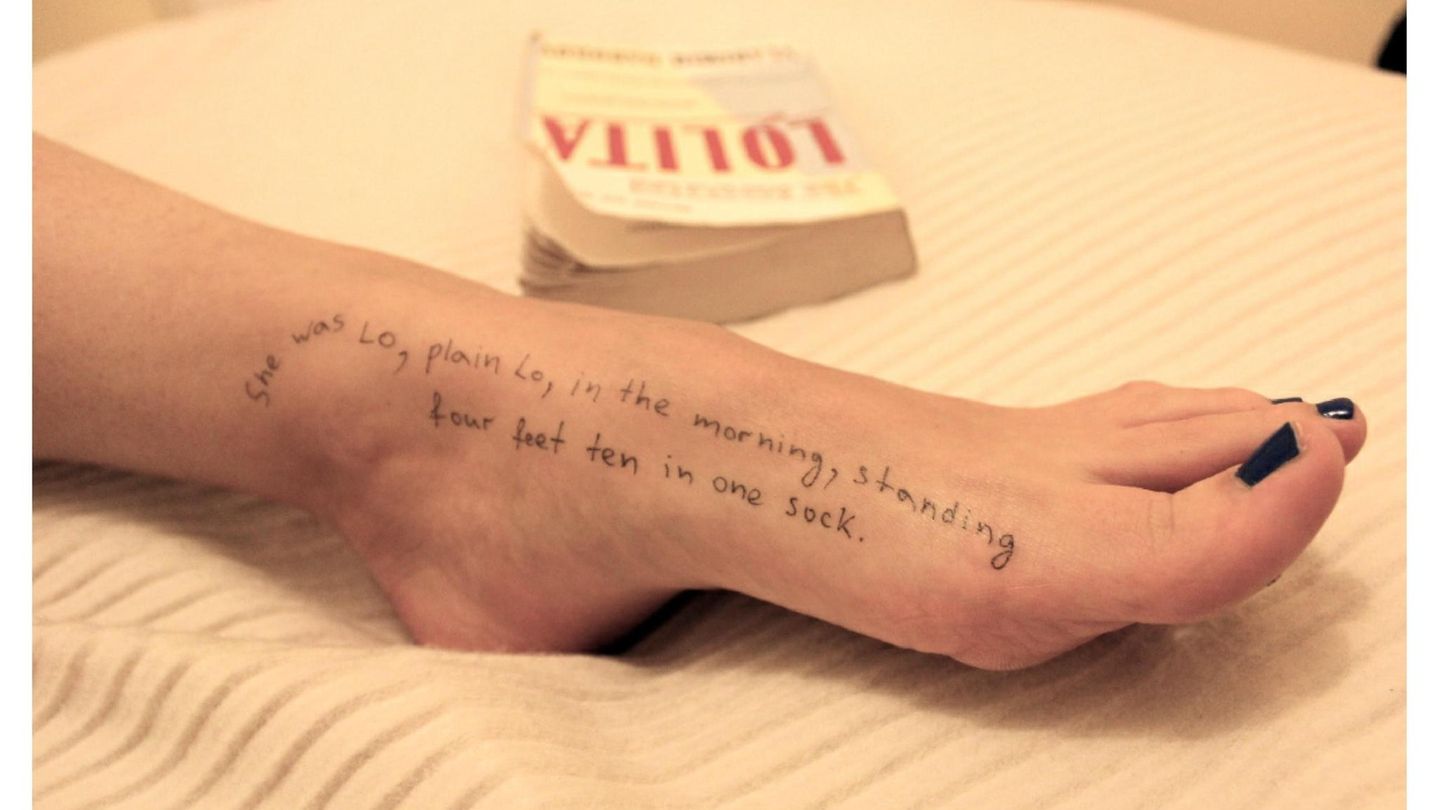 Ein Fuß mit Lolita-Zitat