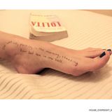 Ein Fuß mit Lolita-Zitat