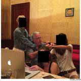 Auf mehreren der Fotos ist Epstein selbst mit verschiedenen Frauen zu sehen