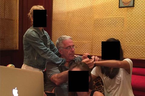 Auf mehreren der Fotos ist Epstein selbst mit verschiedenen Frauen zu sehen