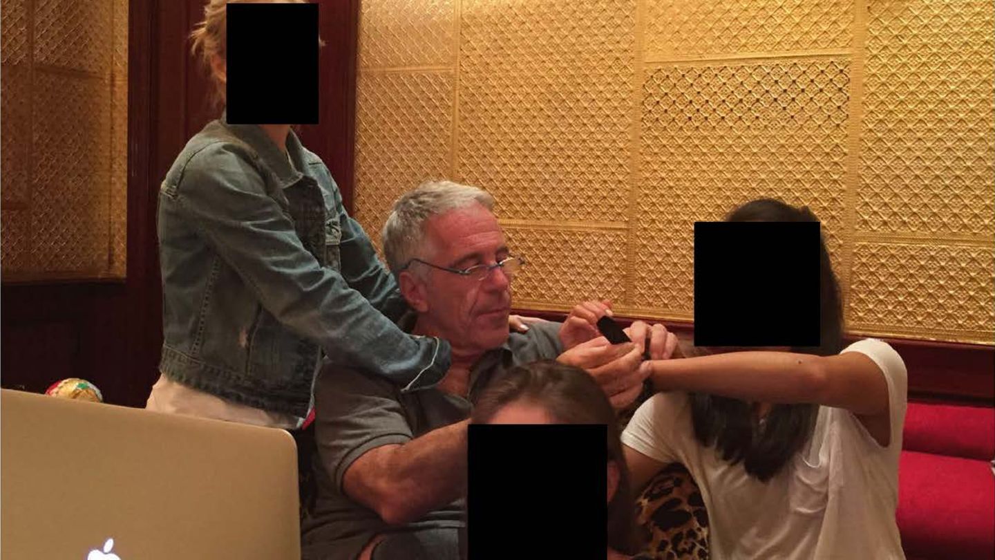 Auf mehreren der Fotos ist Epstein selbst mit verschiedenen Frauen zu sehen