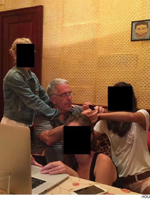 Auf mehreren der Fotos ist Epstein selbst mit verschiedenen Frauen zu sehen
