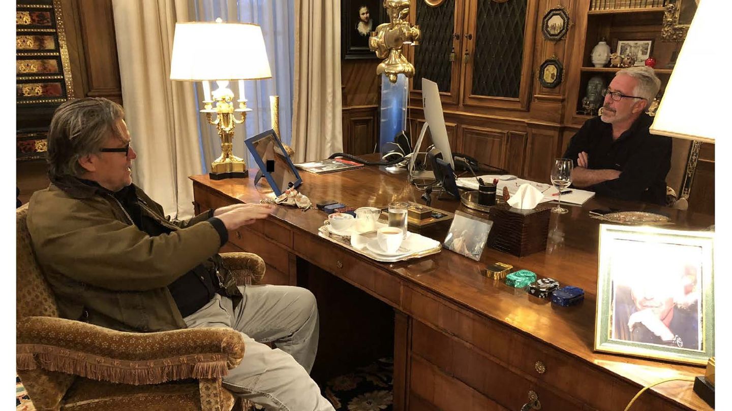 Steve Bannon im Büro von Jeffrey Epstein