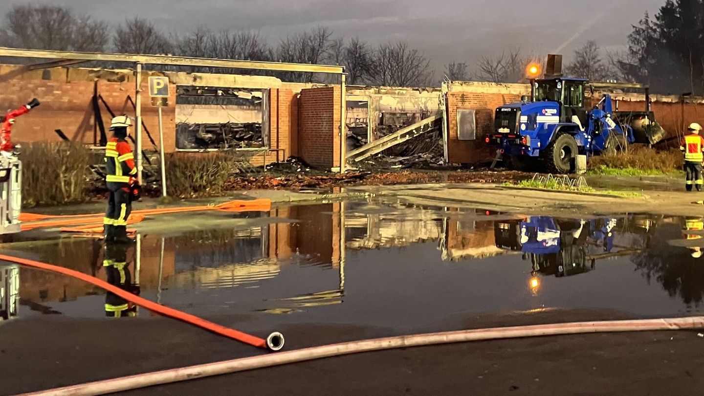 In Zehdenick stand ein Supermarktkomplex komplett in Brand. Foto: Louis Posern/dpa