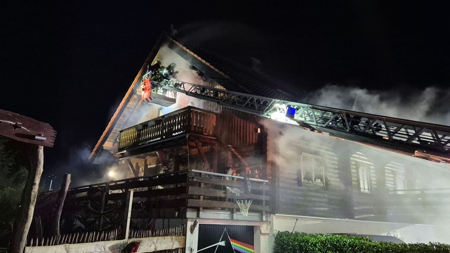 Einsatz in Schalksmühle: Brand in Wohnhaus - zwei Menschen ins Krankenhaus gebracht