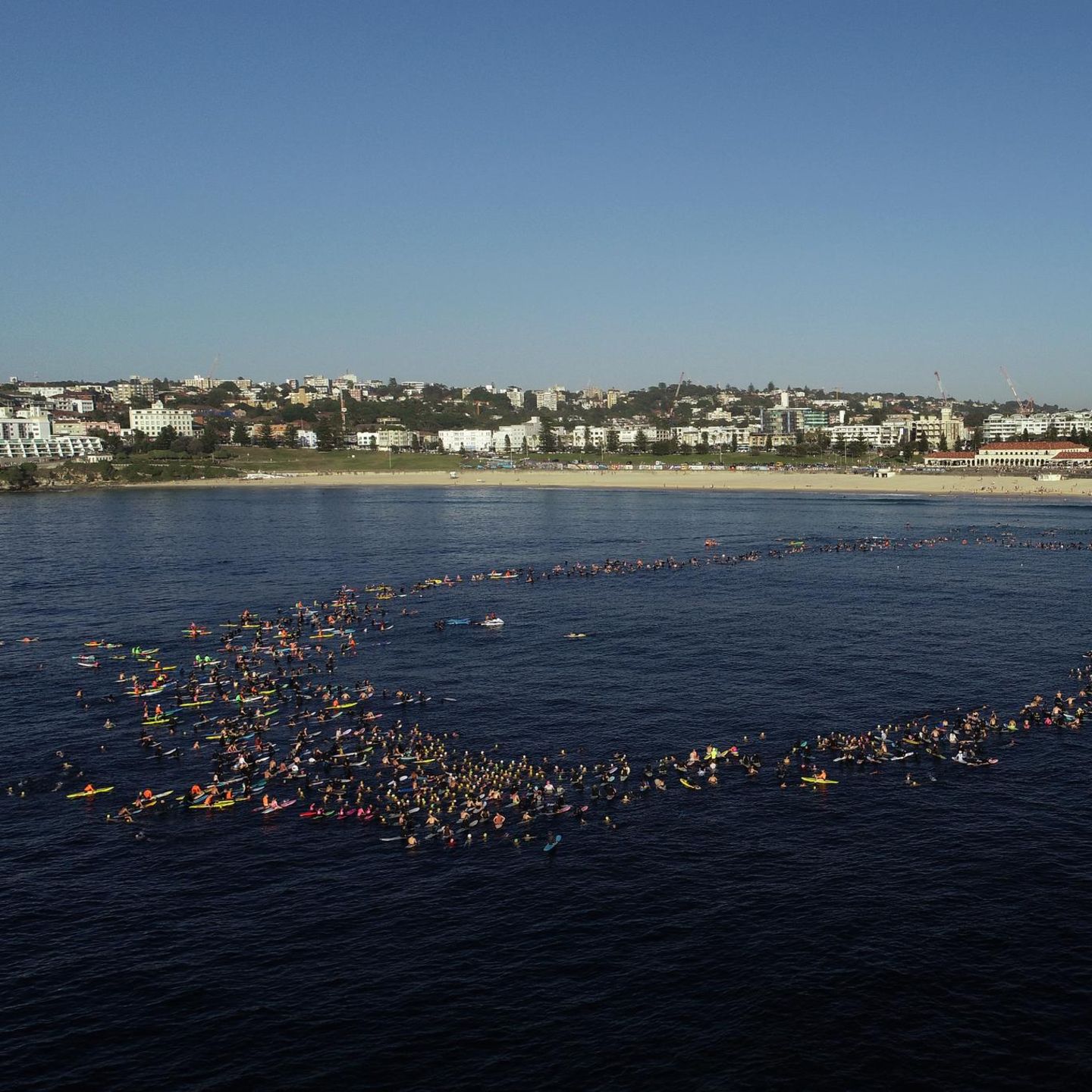 Sydney, Australien. Hunderte Surfer gedenken mit einem "Paddel-out" der Opfer des Terroranschlags am Bondi Beach. Sie formen mit ihren Brettern im Meer einen großen Kreis und halten eine Schweigeminute für der 15 Todesopfer ab. Mitglieder der jüdischen Gemeinde beteten zuvor am Strand, an dem sich eine riesige Anzahl an Surfern und Schwimmern eingefunden hatte
