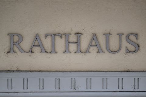 Der Amtsantritt des neu gewählten Bürgermeisters in der Gemeinde Hermsdorf verzögert sich. (Symbolbild) Foto: Robert Michael/dpa