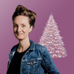 Montage: Helen Bömelburg mit einem Weihnachtsbaum