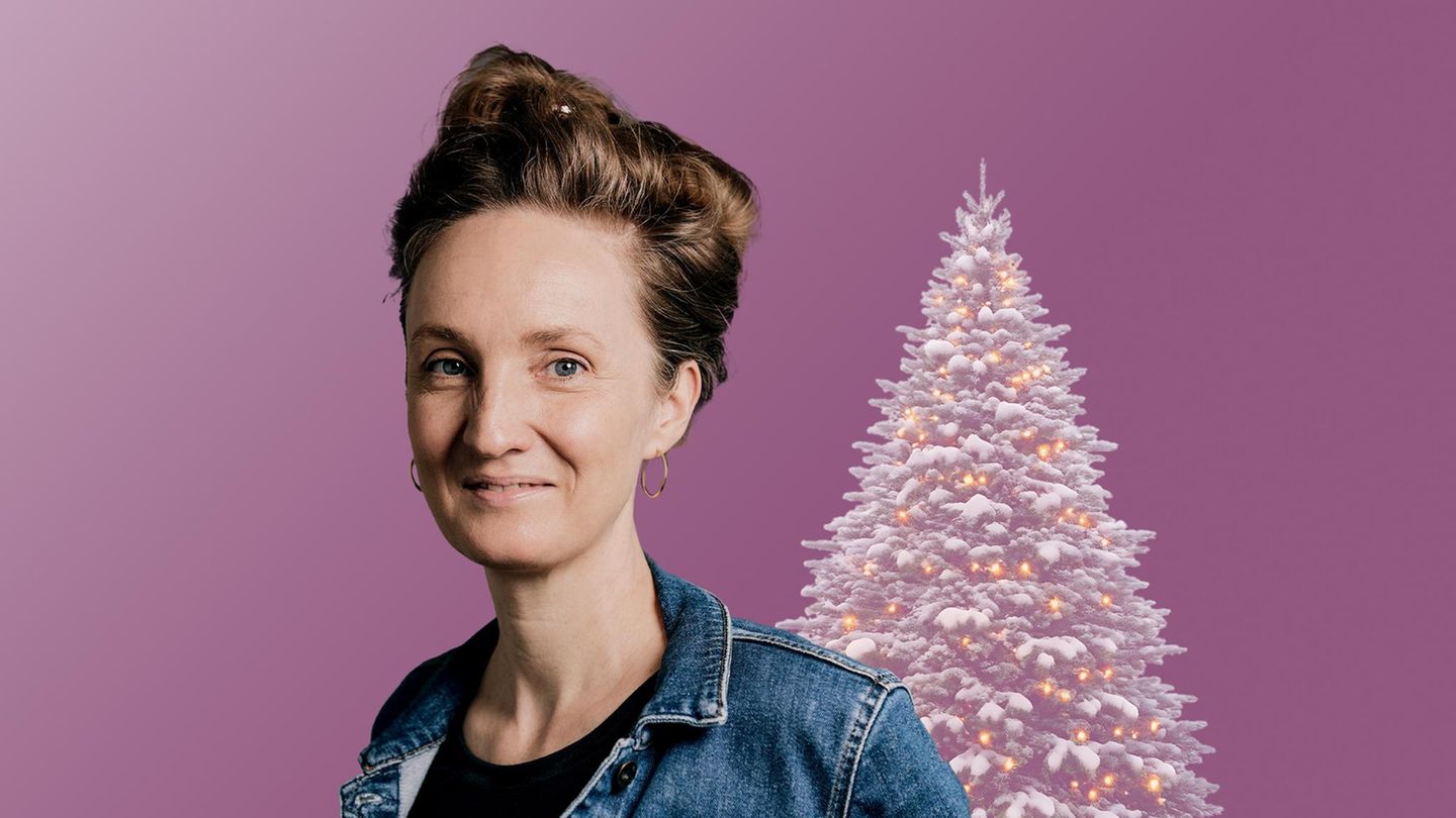 Montage: Helen Bömelburg mit einem Weihnachtsbaum