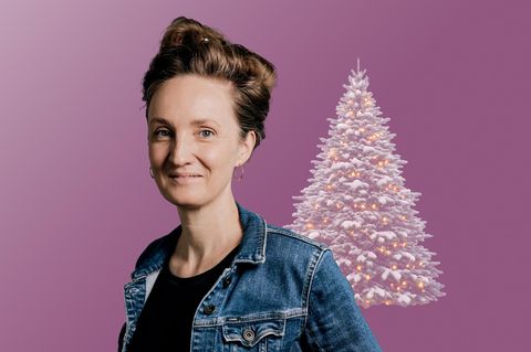 Montage: Helen Bömelburg mit einem Weihnachtsbaum