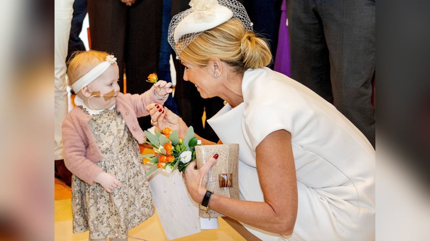 Süße Begegnung im Zentrum für Kinderonkologie in Utrecht: Ein kleines Mädchen reicht Königin Máxima eine Blume.