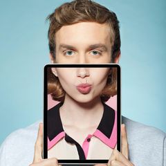 Deal-News: Ein Mann hält einen digitalen Bilderrahmen in der Hand