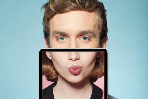 Deal-News: Ein Mann hält einen digitalen Bilderrahmen in der Hand