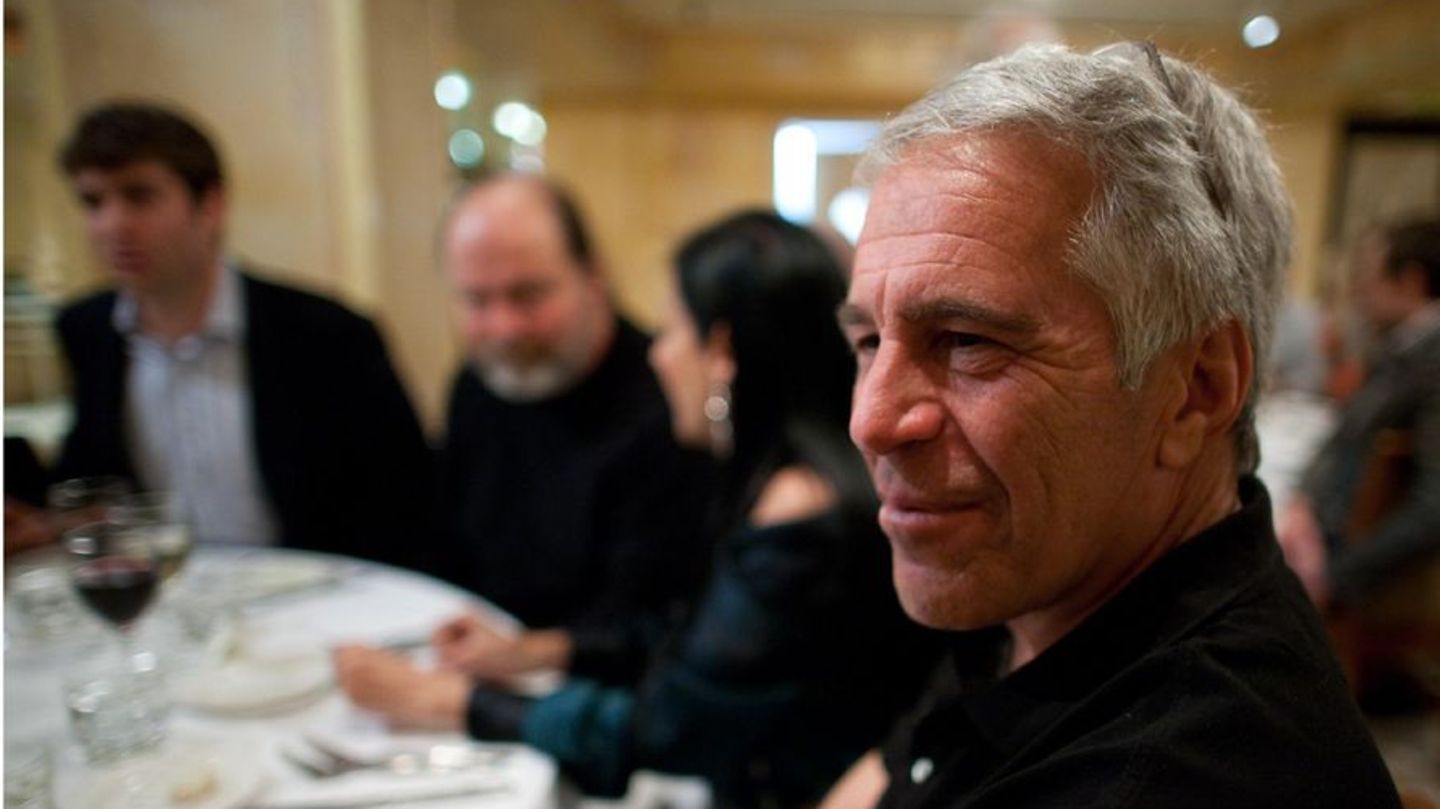 Ein sichtlich zufriedene Epstein in einer illustren Runde