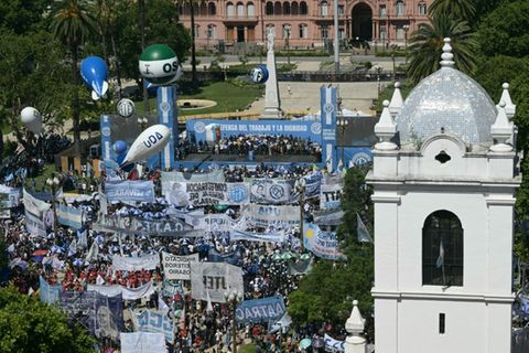 Demonstration auf der Plaza de Mayo in Buenos Aires