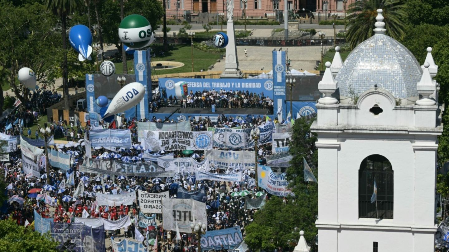 Demonstration auf der Plaza de Mayo in Buenos Aires