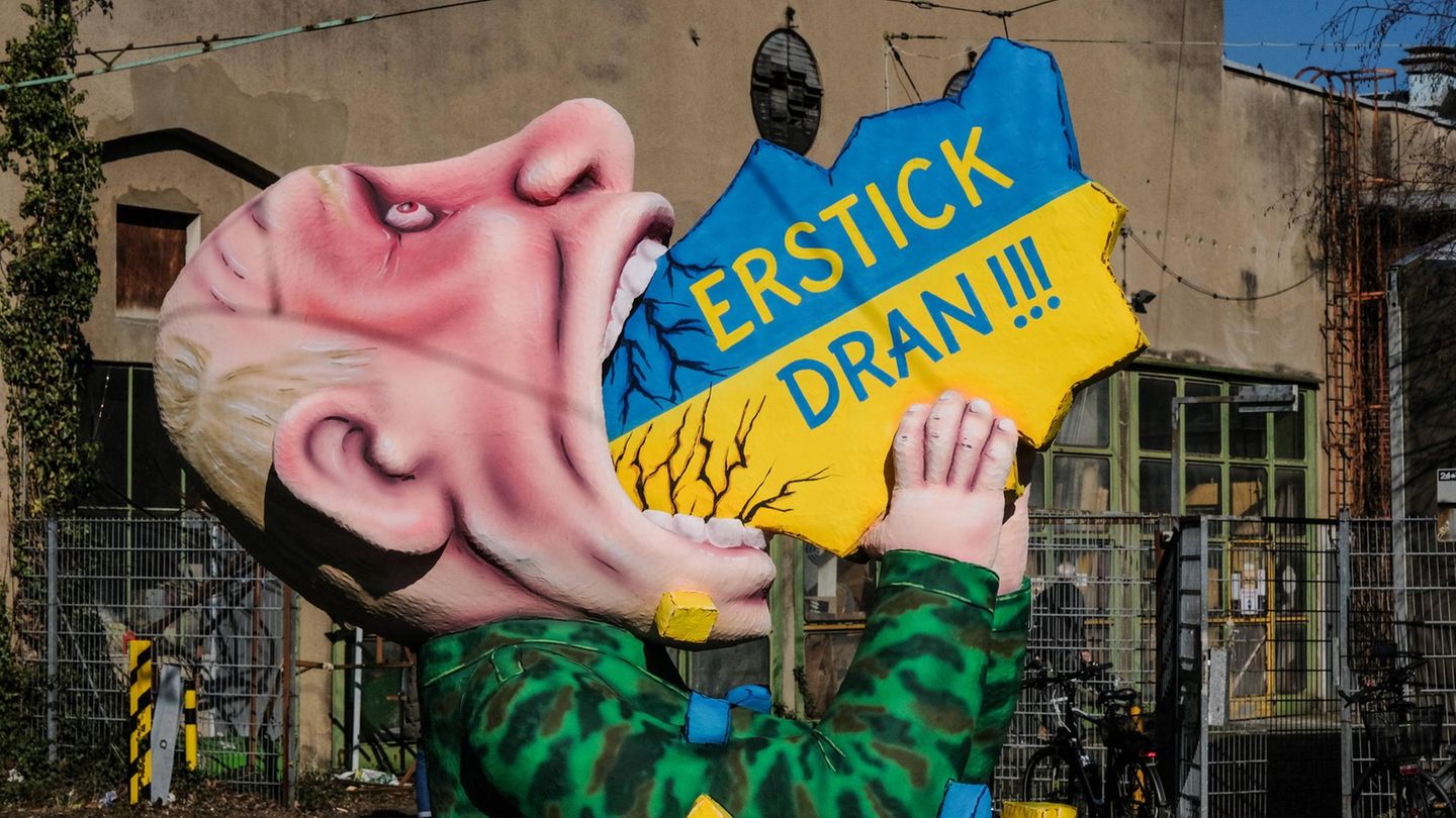 Jacques Tilly protestierte in den vergangenen Jahren immer wieder mit Skulpturen gegen den Krieg Russlands gegen die Ukraine, wie hier im Jahr 2022