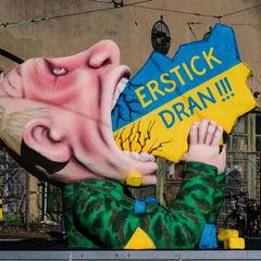 Jacques Tilly protestierte in den vergangenen Jahren immer wieder mit Skulpturen gegen den Krieg Russlands gegen die Ukraine, wie hier im Jahr 2022