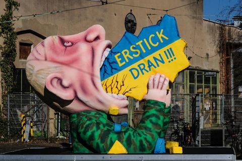 Jacques Tilly protestierte in den vergangenen Jahren immer wieder mit Skulpturen gegen den Krieg Russlands gegen die Ukraine, wie hier im Jahr 2022