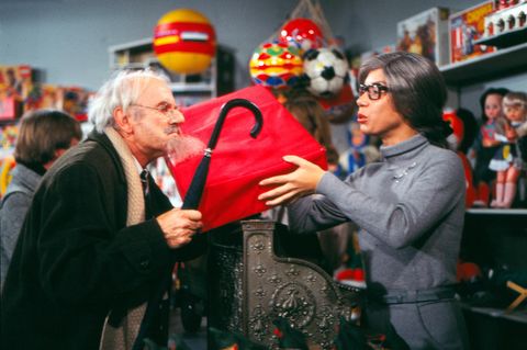 Streit: Frau übergibt Mann ein rotes Geschenk (aus Loriot)