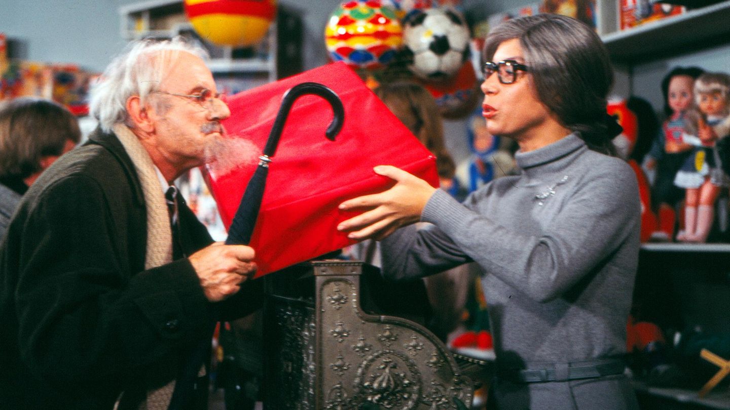 Streit: Frau übergibt Mann ein rotes Geschenk (aus Loriot)