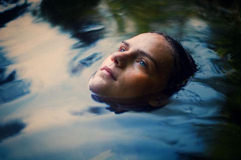 Die 14-jährige Lea (Mariella Aumann) wächst in einer Sekte auf.