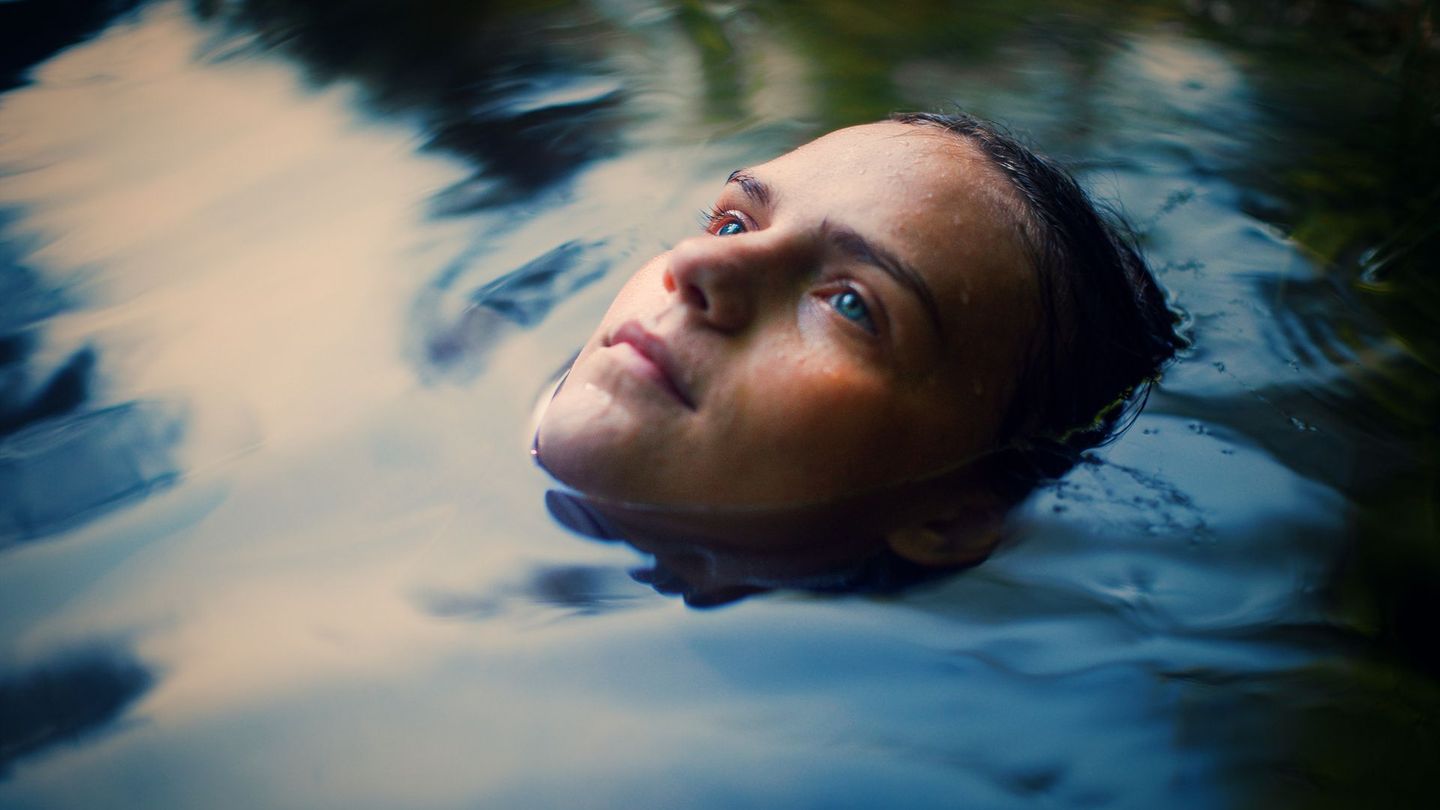 Die 14-jährige Lea (Mariella Aumann) wächst in einer Sekte auf.