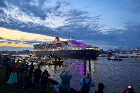 Transatlantik-Liner beeindrucken die Fans: Die "Queen Mary 2" zieht beim Auslaufen in Hamburg immer wieder viele Schaulustige an.