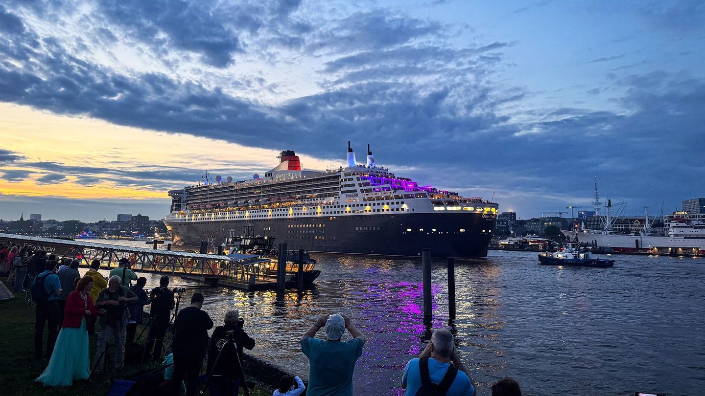 Transatlantik-Liner beeindrucken die Fans: Die "Queen Mary 2" zieht beim Auslaufen in Hamburg immer wieder viele Schaulustige an.