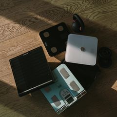 Fünf Körperfettwaagen stehen auf dem Boden