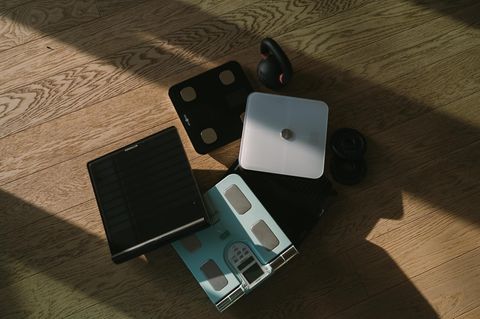 Fünf Körperfettwaagen stehen auf dem Boden