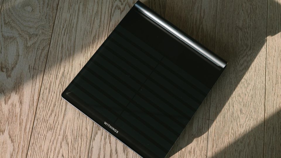 Die Withings Body Scan steht auf dem Boden
