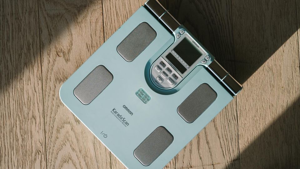 Die Omron BF511 steht auf dem Boden