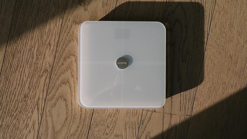 Die Renpho-Waage steht auf dem Boden