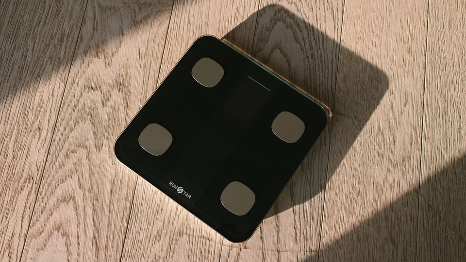 Die Runstar Smart Scale steht auf dem Boden