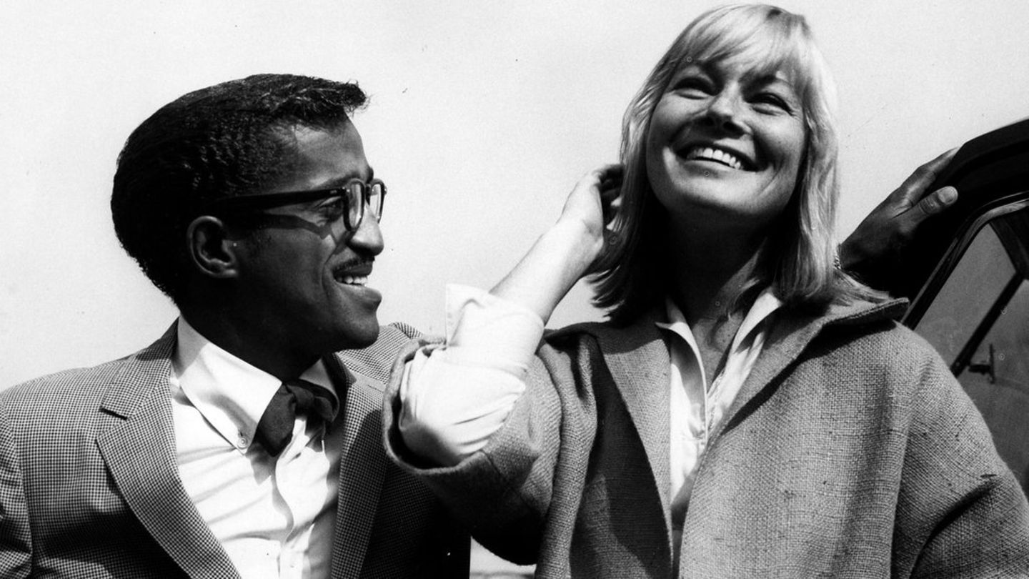 Aufgrund der damals herrschenden Rassentrennung in den USA sorgte die Ehe von Sänger Sammy Davis Jr. und Schauspielerin May Br