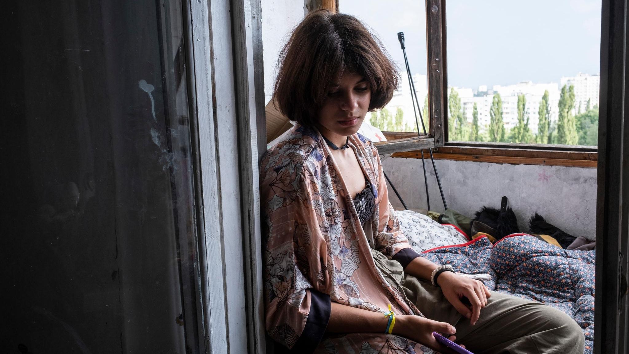 Anja auf einem Balkon in der Ukraine