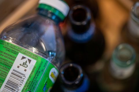 Sein Pfandflaschen-Geld spendete ein Obdachloser an ein Frauenhilfswerk. (Symbolfoto) Foto: Lino Mirgeler/dpa