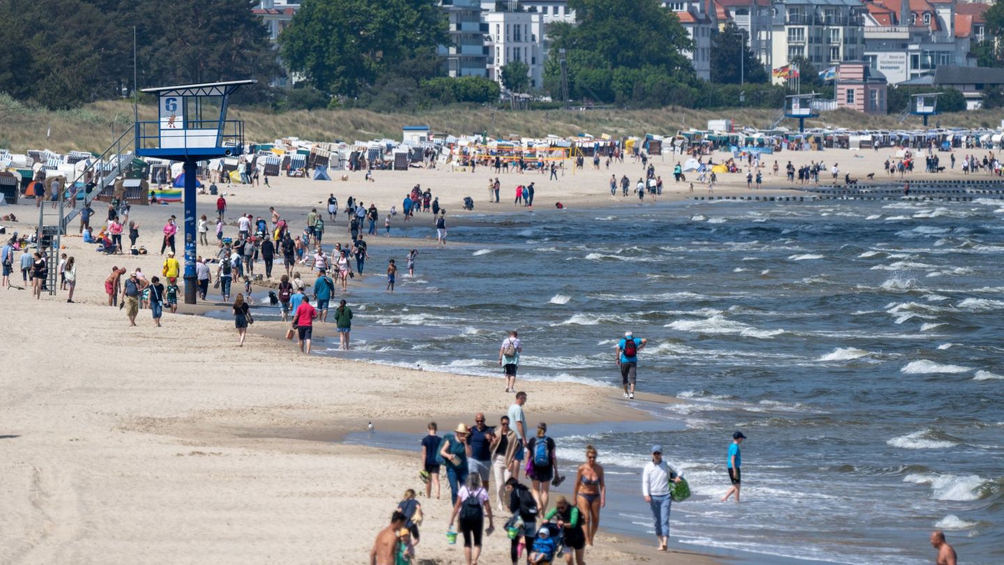 Künftig können Menschen auch auf der Insel Usedom per Rufbus fahren. (Archivbild) Foto: Stefan Sauer/dpa
