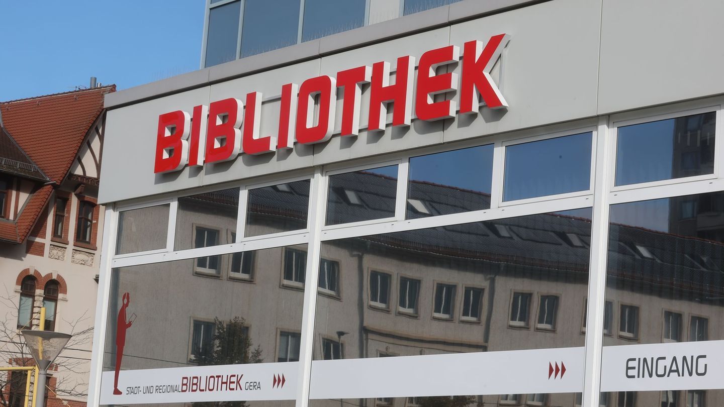 Im vergangenen Jahr entfielen 1,3 Bibliotheksbesuche auf einen Einwohner in Thüringen. (Archivbild) Foto: Bodo Schackow/dpa