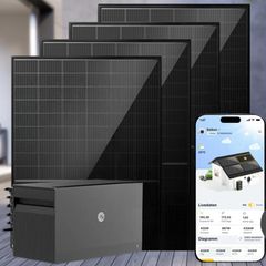 Das Balkonkraftwerk vor einer mit Holz ausgekleideten Terasse.