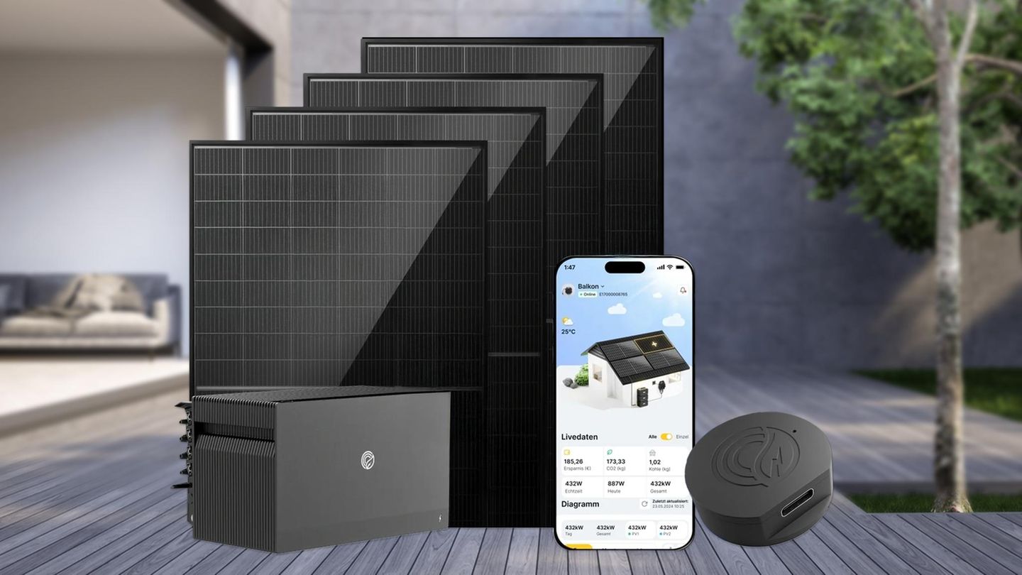 Das Balkonkraftwerk vor einer mit Holz ausgekleideten Terasse.