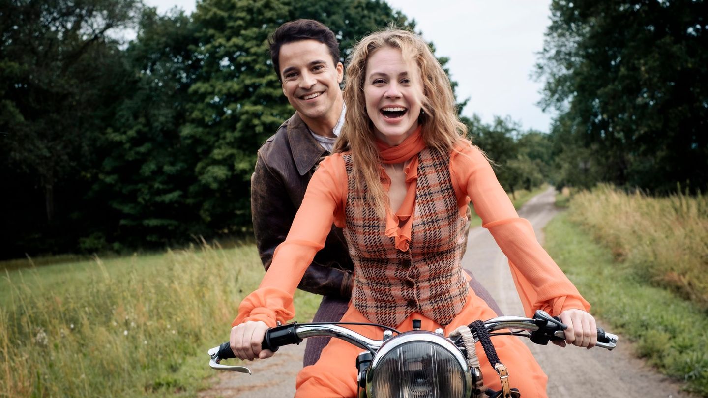 Die neue Amazon-Serie "Miss Sophie" erzählt die Vorgeschichte der jungen Miss Sophie (Alicia von Rittberg) und ihrem Butler James (Kostja Ullmann).