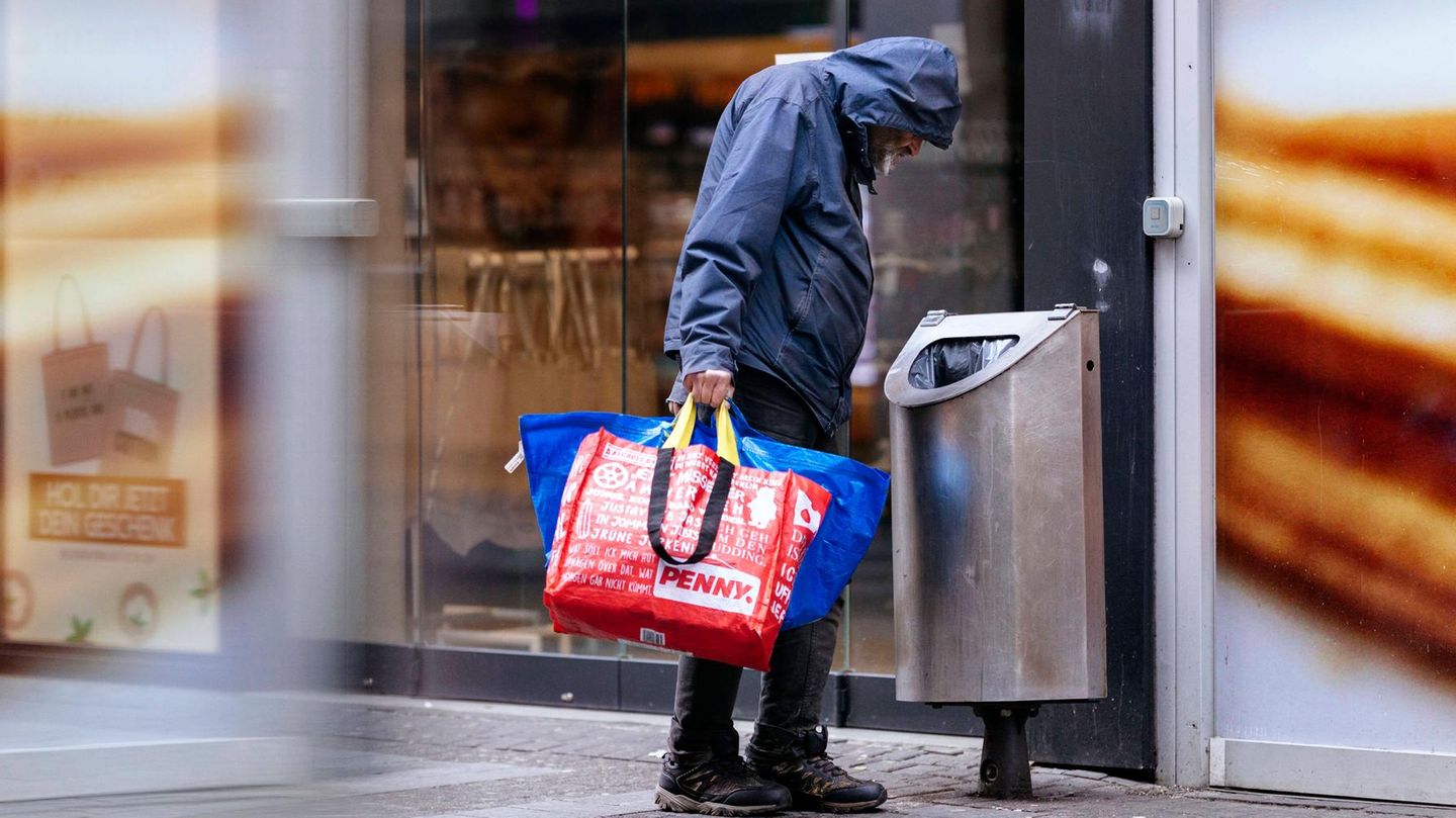 Weihnachtsgeschenk: Obdachloser spendet Pfandflaschen-Geld für Mütter in Not