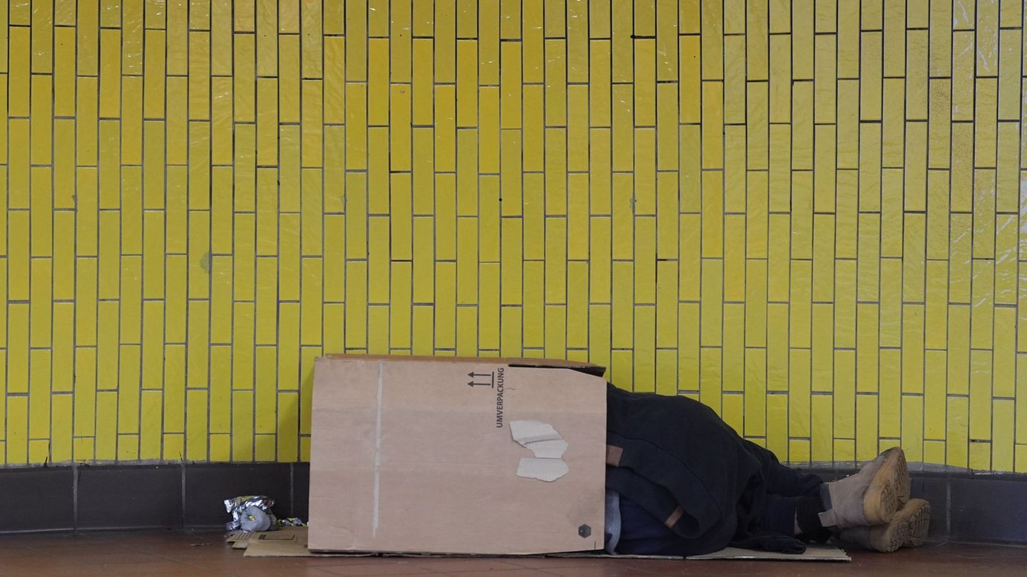 Obdachlose sind nach Angaben des Hamburger Senats oft anfälliger für Krankheiten. Foto: Marcus Brandt/dpa