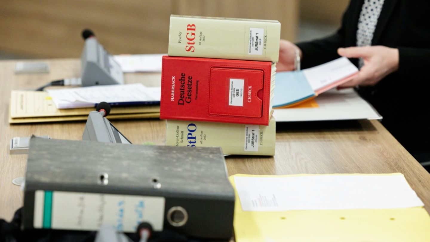 Juristische Bücher in einem Gerichtssaal