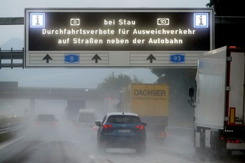 Immer mehr Kommunen erlassen Abfahrts- und Durchfahrtsverbote bei Stau auf der Autobahn. (Archivbild) Foto: Peter Kneffel/dpa