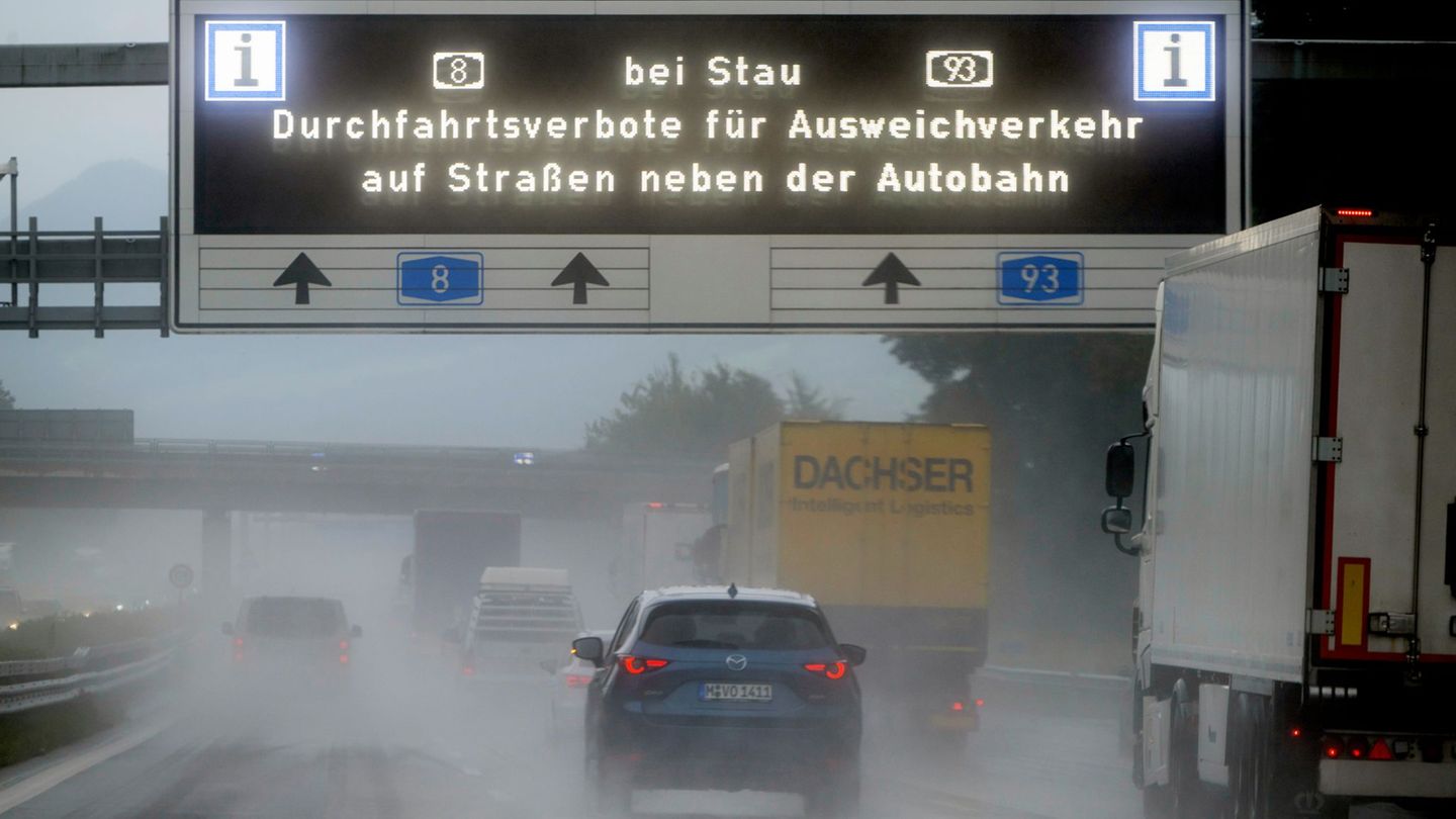 Immer mehr Kommunen erlassen Abfahrts- und Durchfahrtsverbote bei Stau auf der Autobahn. (Archivbild) Foto: Peter Kneffel/dpa