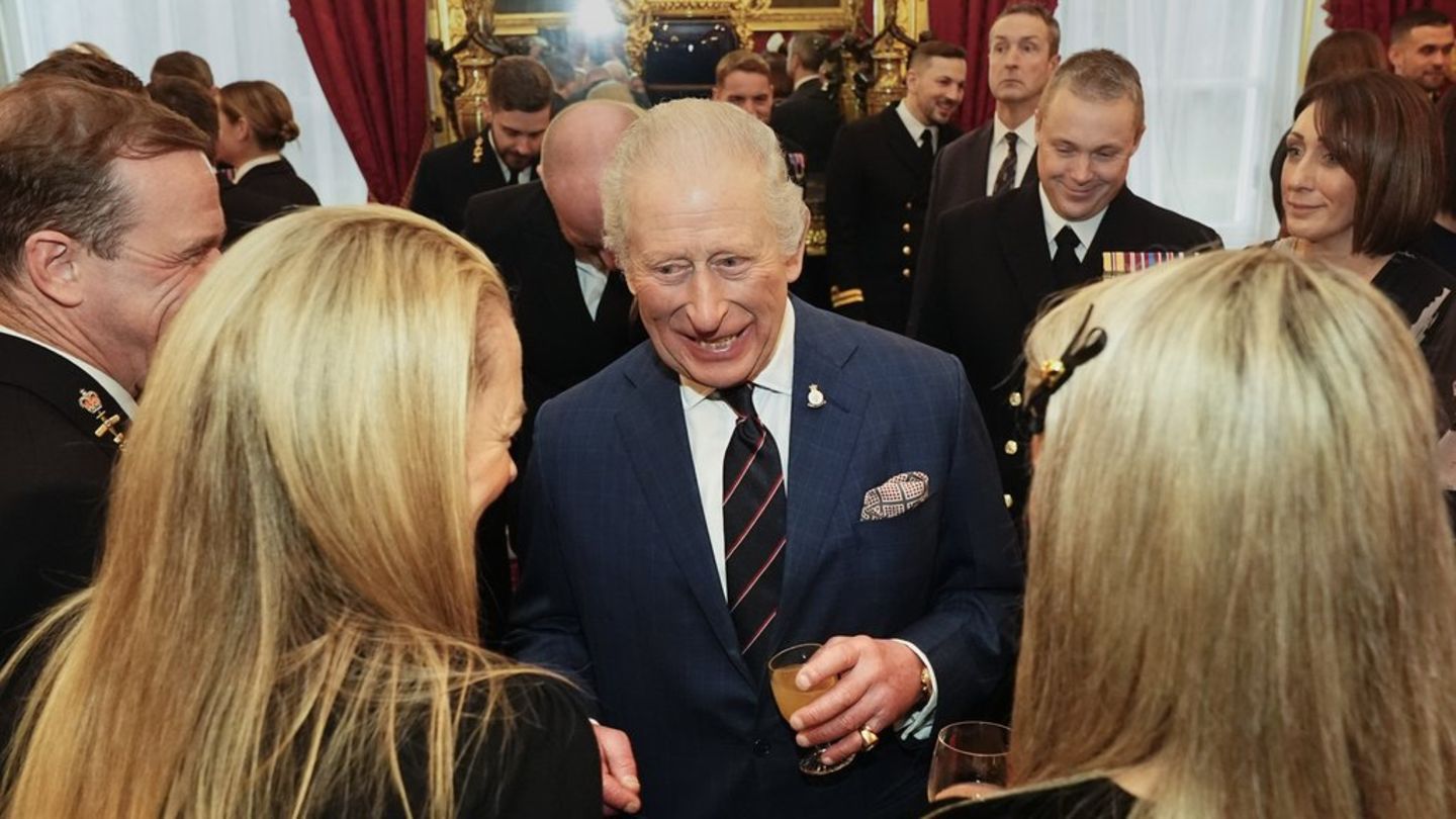 König Charles III. feiert mit Seeleuten der Besatzung des Flugzeugträger-Flaggschiffs der Royal Navy.