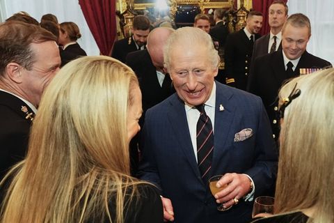 König Charles III. feiert mit Seeleuten der Besatzung des Flugzeugträger-Flaggschiffs der Royal Navy.